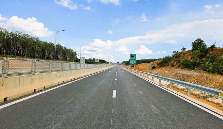 Toàn cảnh cao tốc Vạn Ninh - Cam Lộ trước ngày thông xe- Ảnh 5. Toàn cảnh cao tốc Vạn Ninh - Cam Lộ trước ngày thông xe- Ảnh 5.