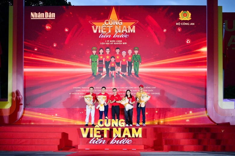 Hơn 20.000 người Vietcombank h&ograve;a nhịp &ldquo;C&ugrave;ng Việt Nam tiến bước&rdquo;- Ảnh 3.