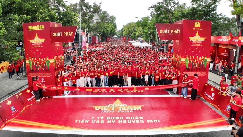 Hơn 20.000 người Vietcombank h&ograve;a nhịp &ldquo;C&ugrave;ng Việt Nam tiến bước&rdquo;- Ảnh 4.