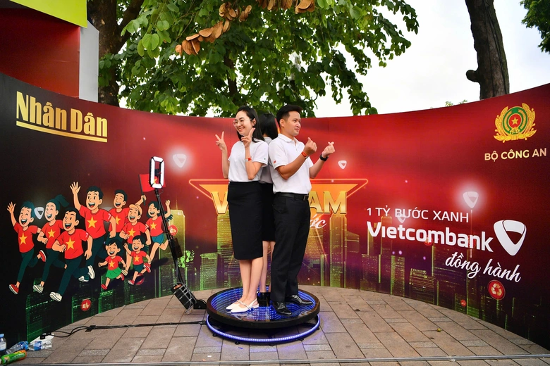 Hơn 20.000 người Vietcombank h&ograve;a nhịp &ldquo;C&ugrave;ng Việt Nam tiến bước&rdquo;- Ảnh 8.