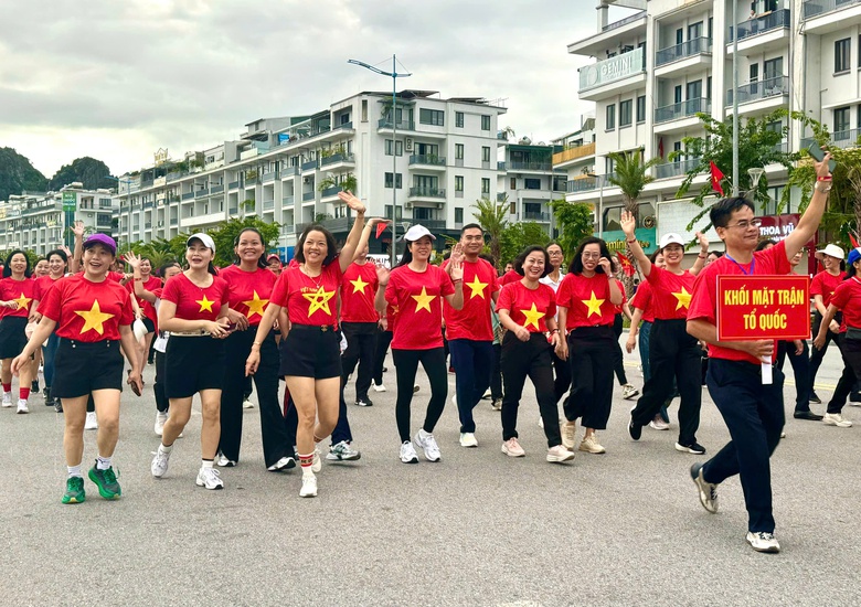 Quảng Ninh: Gần 30.000 người tham gia hoạt động "C&ugrave;ng Việt Nam tiến bước"- Ảnh 2.