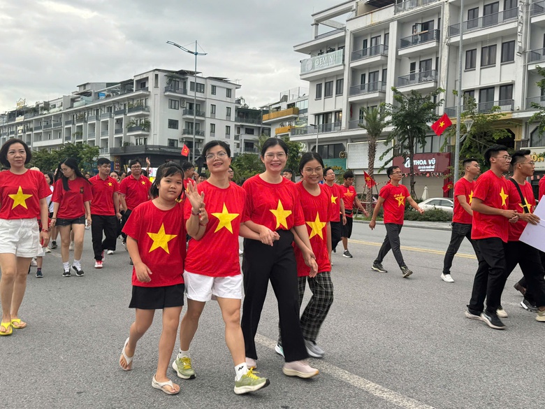 Quảng Ninh: Gần 30.000 người tham gia hoạt động "C&ugrave;ng Việt Nam tiến bước"- Ảnh 9.