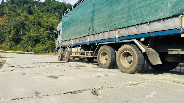 Mặt đường Hồ Ch&iacute; Minh qua đ&egrave;o L&ograve; Xo nứt vỡ, sửa chữa chậm do mưa k&eacute;o d&agrave;i- Ảnh 6.