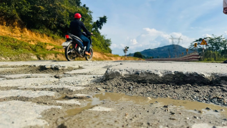 Mặt đường Hồ Ch&iacute; Minh qua đ&egrave;o L&ograve; Xo nứt vỡ, sửa chữa chậm do mưa k&eacute;o d&agrave;i- Ảnh 9.