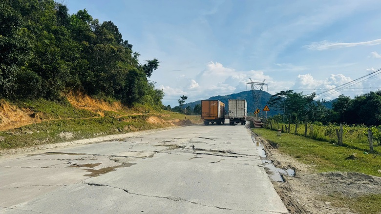 Mặt đường Hồ Ch&iacute; Minh qua đ&egrave;o L&ograve; Xo nứt vỡ, sửa chữa chậm do mưa k&eacute;o d&agrave;i- Ảnh 7.