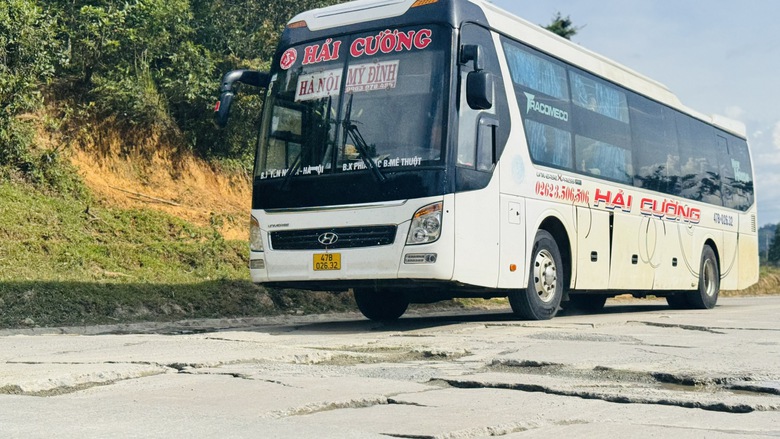 Mặt đường Hồ Ch&iacute; Minh qua đ&egrave;o L&ograve; Xo nứt vỡ, sửa chữa chậm do mưa k&eacute;o d&agrave;i- Ảnh 1.