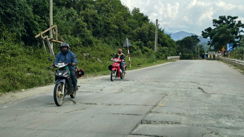 Mặt đường Hồ Ch&iacute; Minh qua đ&egrave;o L&ograve; Xo nứt vỡ, sửa chữa chậm do mưa k&eacute;o d&agrave;i- Ảnh 8.