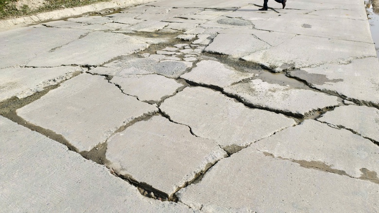 Mặt đường Hồ Ch&iacute; Minh qua đ&egrave;o L&ograve; Xo nứt vỡ, sửa chữa chậm do mưa k&eacute;o d&agrave;i- Ảnh 3.