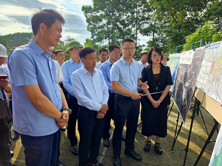 Thứ trưởng Nguyễn Danh Huy kiểm tra vị trí đề xuất xây dựng ga Yên Bái- Ảnh 1. Thứ trưởng Nguyễn Danh Huy kiểm tra vị trí đề xuất xây dựng ga Yên Bái- Ảnh 1.