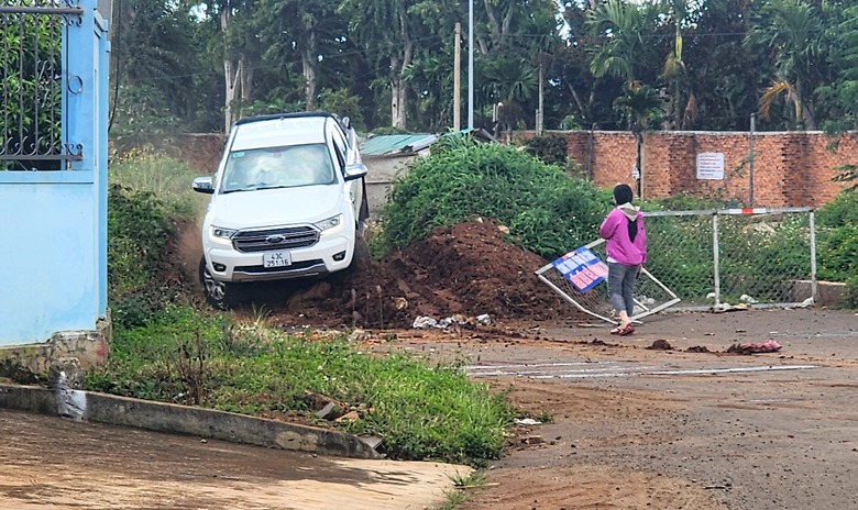 Phớt lờ cảnh b&aacute;o, loạt phương tiện v&ocirc; tư "vượt chướng ngại vật" v&agrave;o đường đang thi c&ocirc;ng- Ảnh 7.