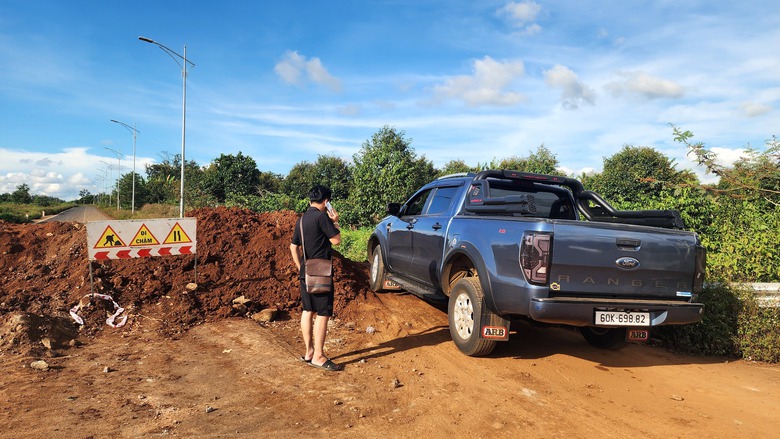 Phớt lờ cảnh b&aacute;o, loạt phương tiện v&ocirc; tư "vượt chướng ngại vật" v&agrave;o đường đang thi c&ocirc;ng- Ảnh 6.