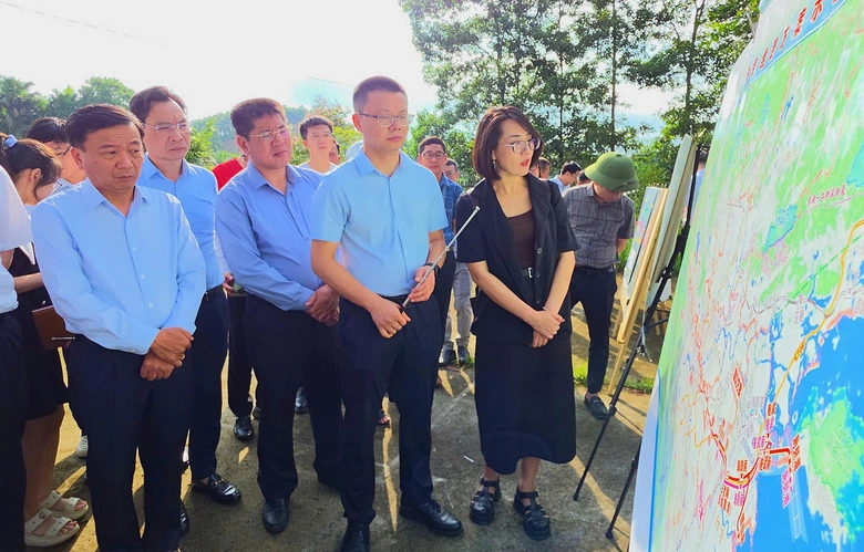 Thứ trưởng Nguyễn Danh Huy kiểm tra vị trí đề xuất xây dựng ga Yên Bái- Ảnh 4. Thứ trưởng Nguyễn Danh Huy kiểm tra vị trí đề xuất xây dựng ga Yên Bái- Ảnh 4.