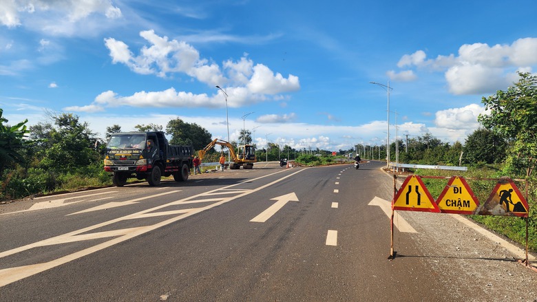 Phớt lờ cảnh b&aacute;o, loạt phương tiện v&ocirc; tư "vượt chướng ngại vật" v&agrave;o đường đang thi c&ocirc;ng- Ảnh 1.