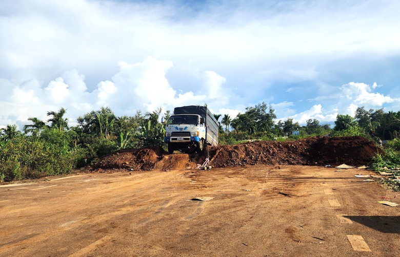 Phớt lờ cảnh b&aacute;o, loạt phương tiện v&ocirc; tư "vượt chướng ngại vật" v&agrave;o đường đang thi c&ocirc;ng- Ảnh 15.