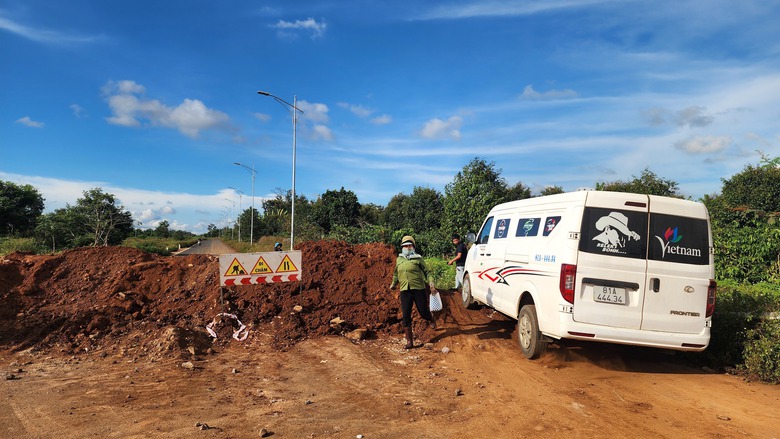 Phớt lờ cảnh b&aacute;o, loạt phương tiện v&ocirc; tư "vượt chướng ngại vật" v&agrave;o đường đang thi c&ocirc;ng- Ảnh 5.