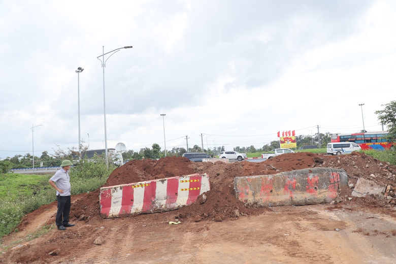 Phớt lờ cảnh b&aacute;o, loạt phương tiện v&ocirc; tư "vượt chướng ngại vật" v&agrave;o đường đang thi c&ocirc;ng- Ảnh 13.