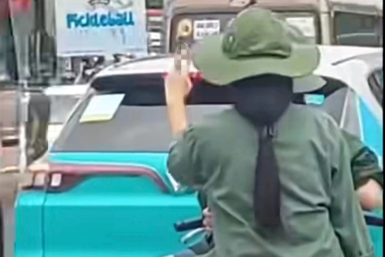 Xử l&yacute; nh&oacute;m học sinh c&oacute; h&agrave;nh động phản cảm khi dừng xe chờ đo&agrave;n phục vụ A80 đi qua- Ảnh 1.