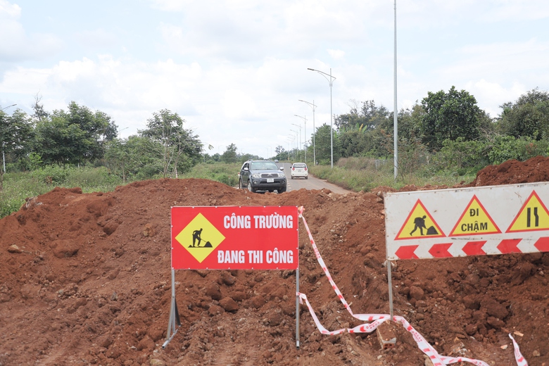Phớt lờ cảnh b&aacute;o, loạt phương tiện v&ocirc; tư "vượt chướng ngại vật" v&agrave;o đường đang thi c&ocirc;ng- Ảnh 14.