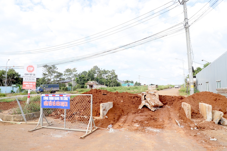 Phớt lờ cảnh b&aacute;o, loạt phương tiện v&ocirc; tư "vượt chướng ngại vật" v&agrave;o đường đang thi c&ocirc;ng- Ảnh 11.