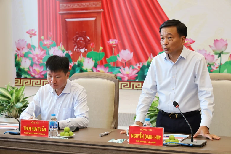 Thứ trưởng Nguyễn Danh Huy kiểm tra vị trí đề xuất xây dựng ga Yên Bái- Ảnh 6. Thứ trưởng Nguyễn Danh Huy kiểm tra vị trí đề xuất xây dựng ga Yên Bái- Ảnh 6.