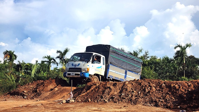 Đắk Lắk chỉ đạo kiểm tra, phản &aacute;nh loạt phương tiện v&ocirc; tư v&agrave;o đường đang thi c&ocirc;ng- Ảnh 1.
