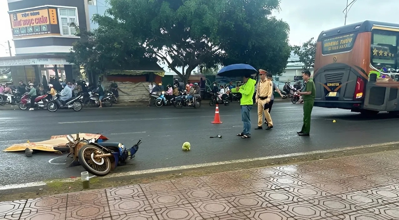 Ô tô khách cán tử vong người đàn ông ngã xe máy trên quốc lộ 20- Ảnh 1. Ô tô khách cán tử vong người đàn ông ngã xe máy trên quốc lộ 20- Ảnh 1.