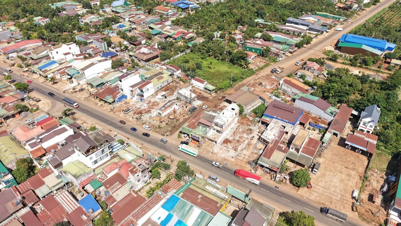 Phớt lờ cảnh b&aacute;o, loạt phương tiện v&ocirc; tư "vượt chướng ngại vật" v&agrave;o đường đang thi c&ocirc;ng- Ảnh 3.