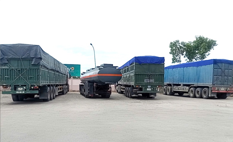 Cảnh s&aacute;t giao th&ocirc;ng Đắk Lắk mật phục xử l&yacute; xe đầu k&eacute;o chở c&aacute;t qu&aacute; tải gần 300%- Ảnh 1.