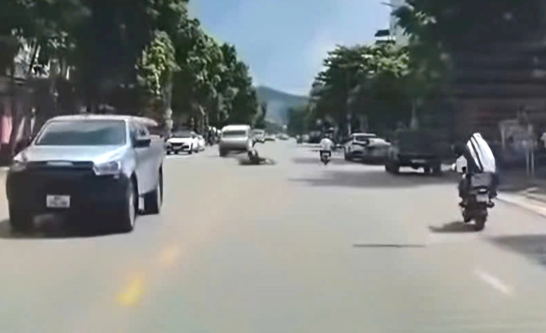 Đi xe m&aacute;y điện đ&aacute;nh v&otilde;ng tự ng&atilde; tr&ecirc;n đường, nam thanh ni&ecirc;n bị CSGT Bắc Ninh xử phạt- Ảnh 2.