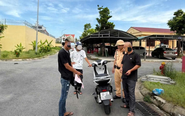 Đi xe m&aacute;y điện đ&aacute;nh v&otilde;ng tự ng&atilde; tr&ecirc;n đường, nam thanh ni&ecirc;n bị CSGT Bắc Ninh xử phạt- Ảnh 1.