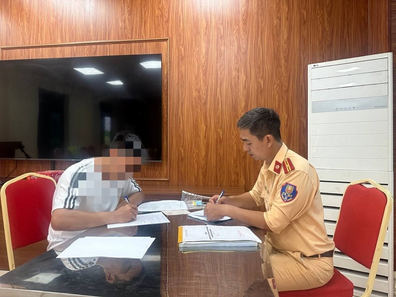 CSGT tạm giữ xe Santafe d&aacute;n chữ "Happy Wedding" che biển số, t&agrave;i xế bị phạt 23 triệu đồng- Ảnh 1.