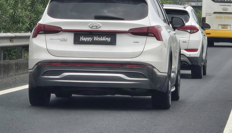 CSGT tạm giữ xe Santafe d&aacute;n chữ "Happy Wedding" che biển số, t&agrave;i xế bị phạt 23 triệu đồng- Ảnh 2.