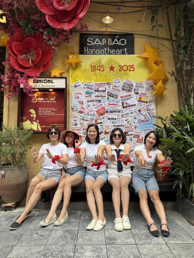 H&agrave; Nội rực rỡ cờ hoa trong ng&agrave;y thu th&aacute;ng T&aacute;m lịch sử- Ảnh 11.