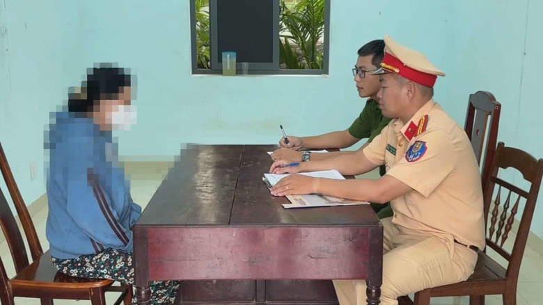 T&ocirc;ng tr&uacute;ng người đi bộ b&aacute;n v&eacute; số, người phụ nữ đi xe đạp điện rời hiện trường- Ảnh 1.