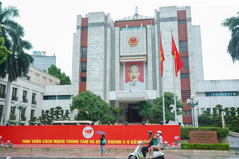 H&agrave; Nội rực rỡ cờ hoa trong ng&agrave;y thu th&aacute;ng T&aacute;m lịch sử- Ảnh 1.