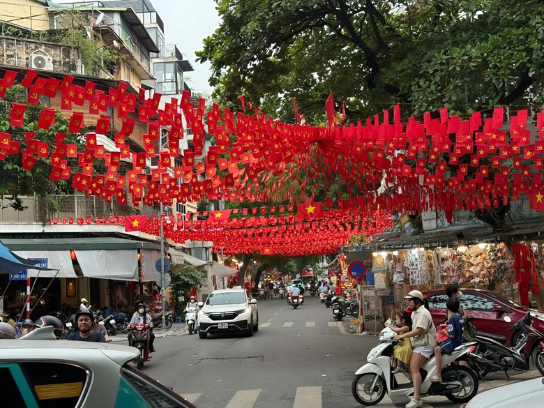 H&agrave; Nội rực rỡ cờ hoa trong ng&agrave;y thu th&aacute;ng T&aacute;m lịch sử- Ảnh 5.