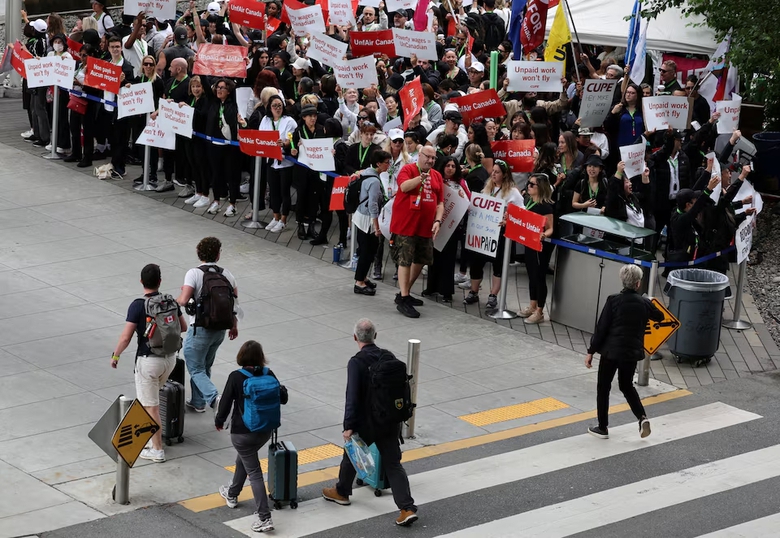 Tiếp viên Air Canada tiếp tục đình công, thách thức lệnh buộc trở lại làm việc- Ảnh 1. Tiếp viên Air Canada tiếp tục đình công, thách thức lệnh buộc trở lại làm việc- Ảnh 1.