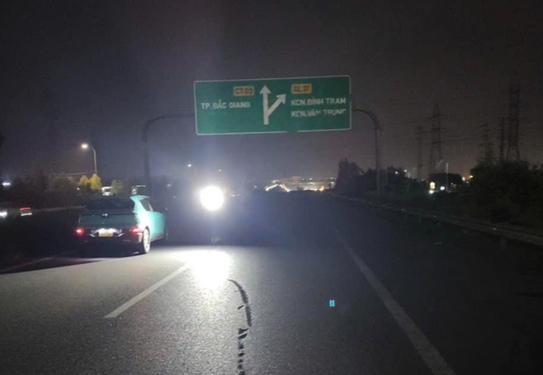 Đi bộ qua cao tốc H&agrave; Nội - Bắc Giang, người đ&agrave;n &ocirc;ng bị &ocirc; t&ocirc; t&ocirc;ng tử vong- Ảnh 1.