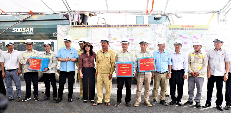 Ph&oacute; chủ tịch Quốc hội kiểm tra c&aacute;c dự &aacute;n cao tốc tại Kh&aacute;nh H&ograve;a- Ảnh 3.