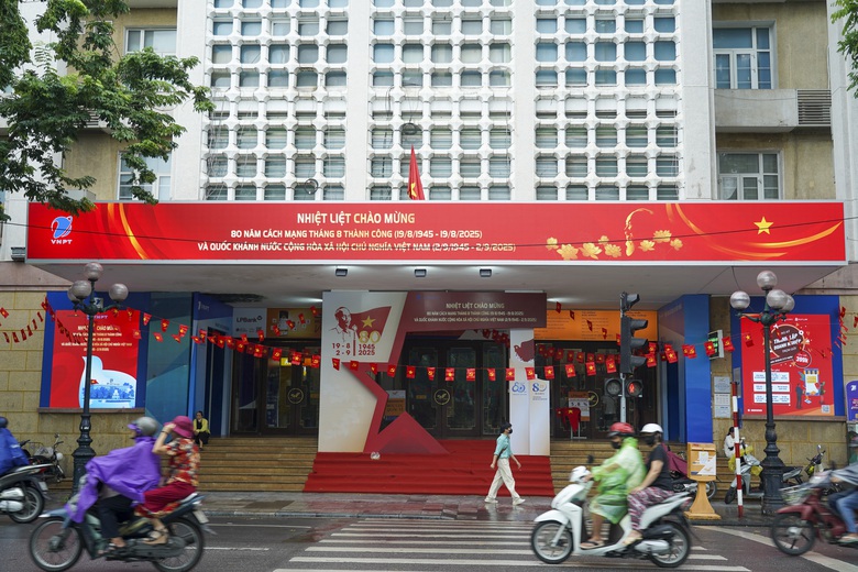 H&agrave; Nội rực rỡ cờ hoa trong ng&agrave;y thu th&aacute;ng T&aacute;m lịch sử- Ảnh 3.