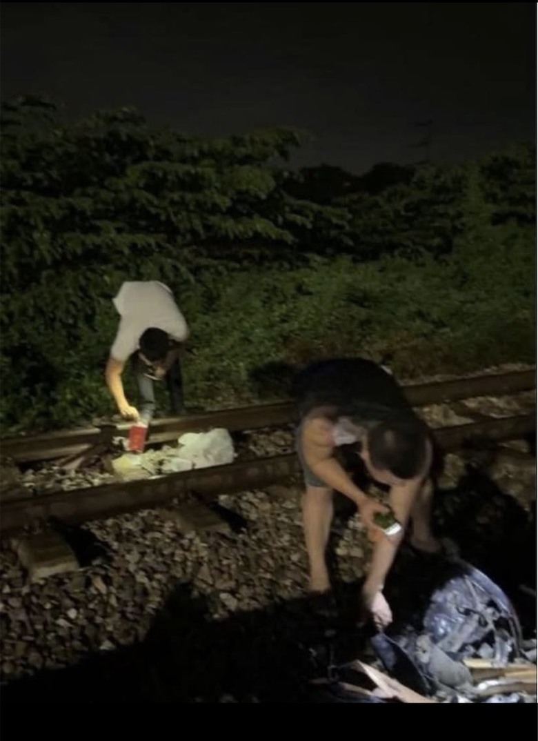 Ninh B&igrave;nh: Xe m&aacute;y băng qua đường ngang bị t&agrave;u hỏa t&ocirc;ng tr&uacute;ng, người đ&agrave;n &ocirc;ng tử vong- Ảnh 1.