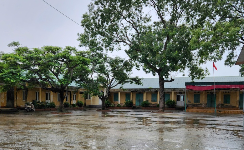 Thanh H&oacute;a: Lớp học nứt to&aacute;c h&agrave;ng trăm học sinh v&agrave; gi&aacute;o vi&ecirc;n lo sợ- Ảnh 1.