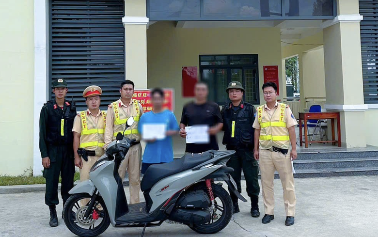 CSGT Đồng Nai ph&aacute;t hiện ma t&uacute;y v&agrave; kim ti&ecirc;m trong cốp của 2 người đi xe m&aacute;y tr&ecirc;n QL51- Ảnh 1.