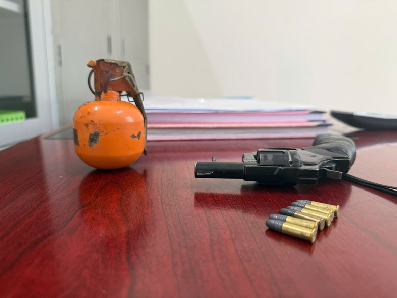 C&ocirc;ng an Bắc Ninh bắt quả tang đối tượng t&agrave;ng trữ lựu đạn v&agrave; s&uacute;ng- Ảnh 1.