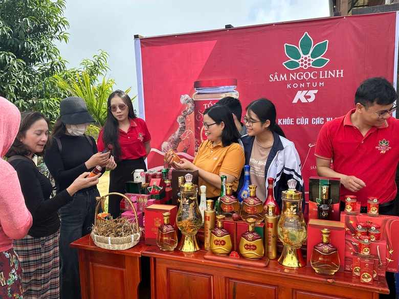 Quảng Ng&atilde;i kết nối cảng biển th&ocirc;ng thương cửa khẩu Việt L&agrave;o- Ảnh 8.