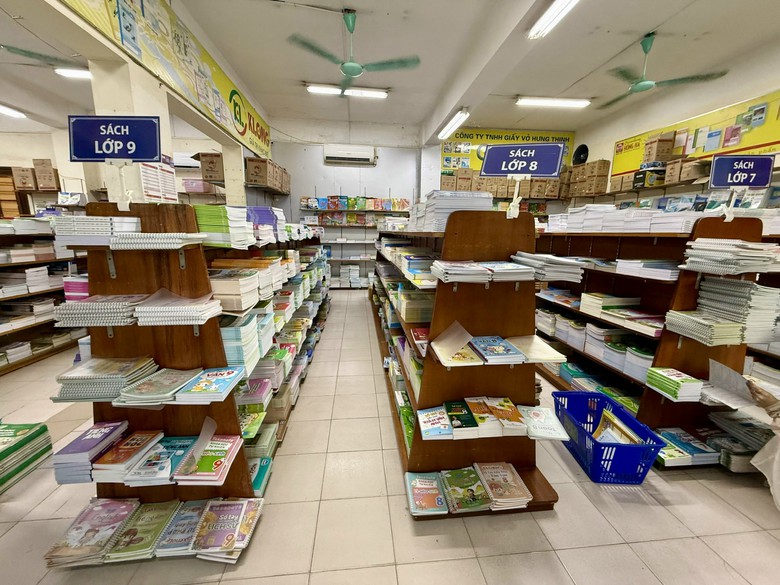 Chưa &aacute;p dụng s&aacute;ch gi&aacute;o khoa chỉnh sửa mới trong năm học 2025-2026- Ảnh 1.