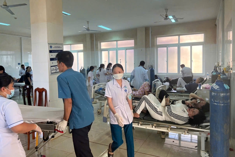 Vụ lật xe kh&aacute;ch chở 46 người ở Đắk Lắk: C&oacute; người phải cắt cả b&agrave;n tay, cẳng tay- Ảnh 1.