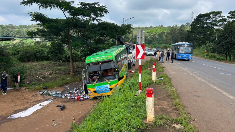 Vụ lật xe kh&aacute;ch chở 46 người ở Đắk Lắk: C&oacute; người phải cắt cả b&agrave;n tay, cẳng tay- Ảnh 2.