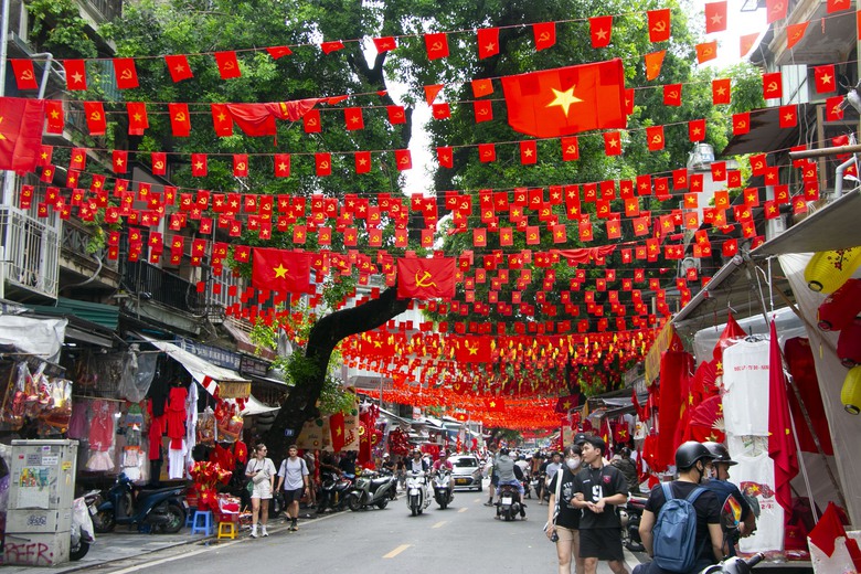 H&agrave; Nội: Phố cổ rợp cờ hoa, du kh&aacute;ch chen ch&acirc;n, h&agrave;o hứng check-in- Ảnh 1.