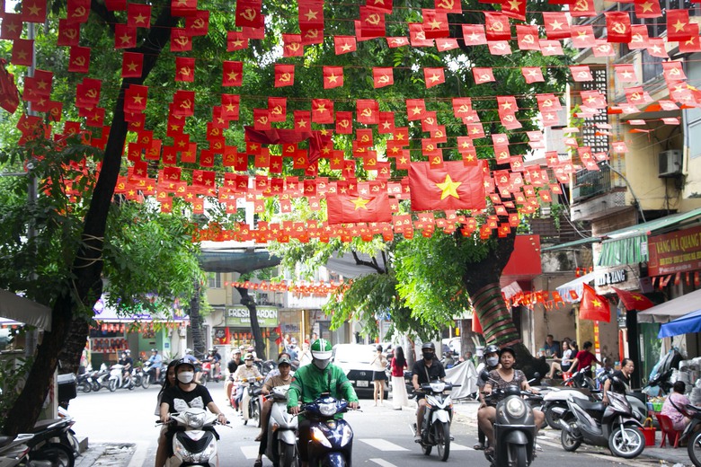 H&agrave; Nội: Phố cổ rợp cờ hoa, du kh&aacute;ch chen ch&acirc;n, h&agrave;o hứng check-in- Ảnh 6.